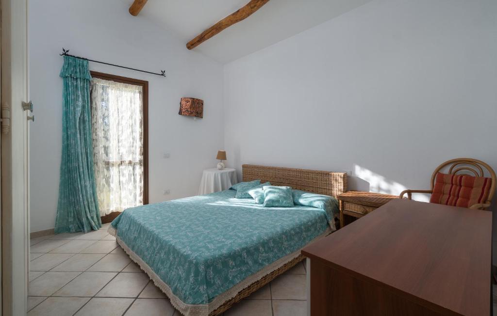une chambre avec un lit, une table et une fenêtre dans l'établissement Sardinia Family Villas - Villa Gaia with private pool in the countryside, à Sant Antonio Di Gallura