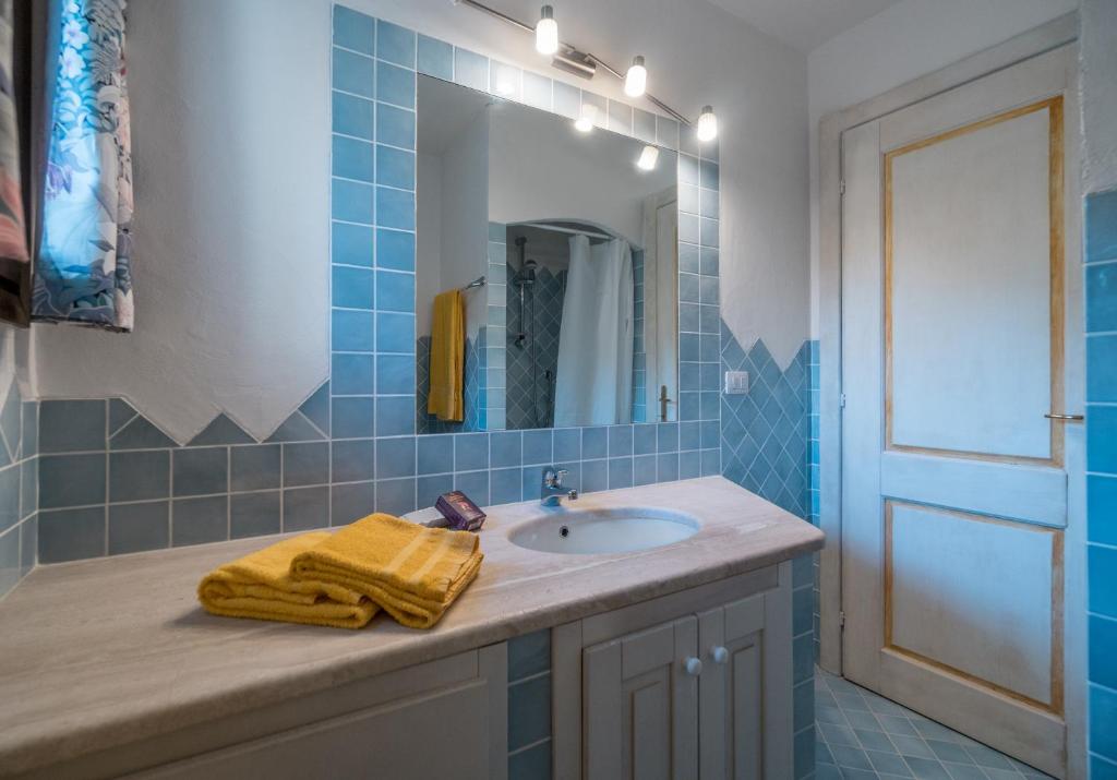une salle de bain avec un lavabo et un miroir dans l'établissement Sardinia Family Villas - Villa Gaia with private pool in the countryside, à Sant Antonio Di Gallura
