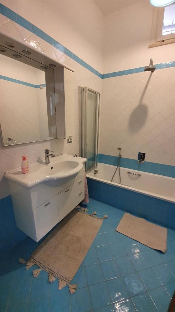 une salle de bain avec un lavabo, un miroir et une baignoire dans l'établissement Villa Sunrise. Pool and seaview in Amalfi Coast, à Conca dei Marini 26 autres photos