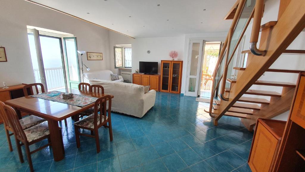 un salon avec une table et un canapé dans l'établissement Villa Sunrise. Pool and seaview in Amalfi Coast, à Conca dei Marini