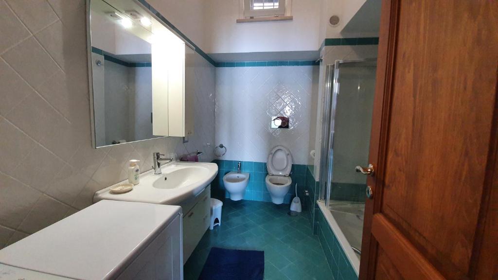 une salle de bain avec un lavabo blanc et des toilettes dans l'établissement Villa Sunrise. Pool and seaview in Amalfi Coast, à Conca dei Marini