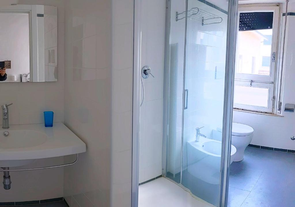 une salle de bain avec douche, lavabo et toilettes dans l'établissement Hotel Villa Furia, à Bellaria-Igea Marina