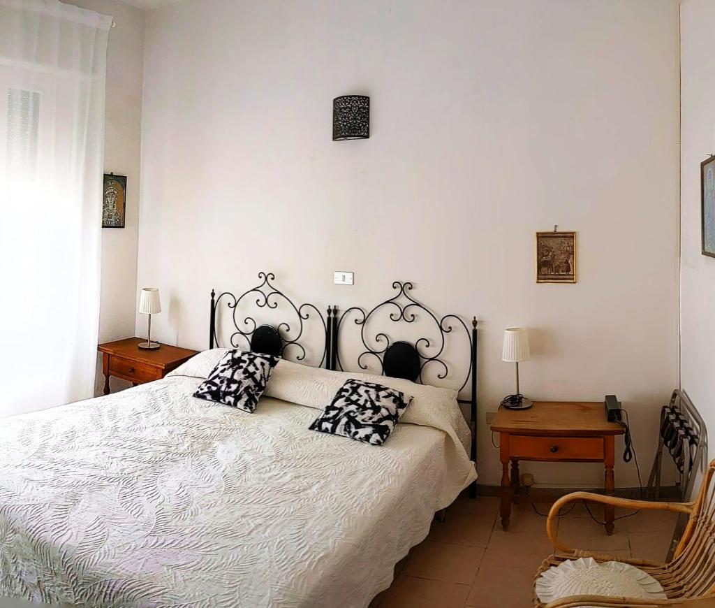 une chambre avec un lit avec deux oreillers dessus dans l'établissement Hotel Villa Furia, à Bellaria-Igea Marina 32 autres photos
