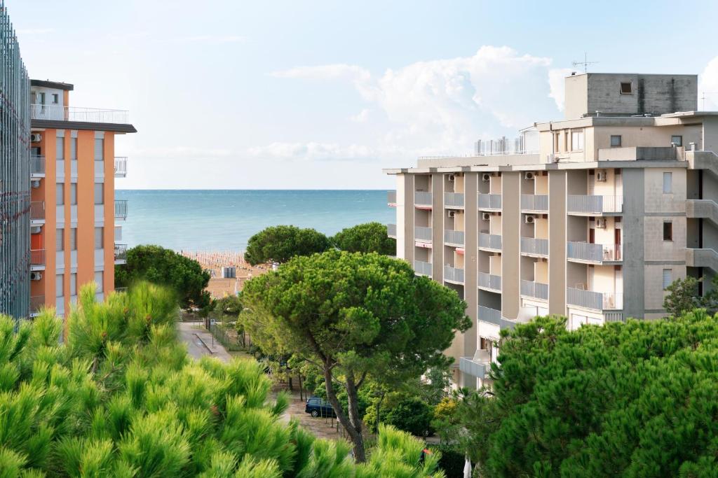 - une vue sur certains bâtiments et l'océan dans l'établissement Hotel Golf ***S, à Bibione