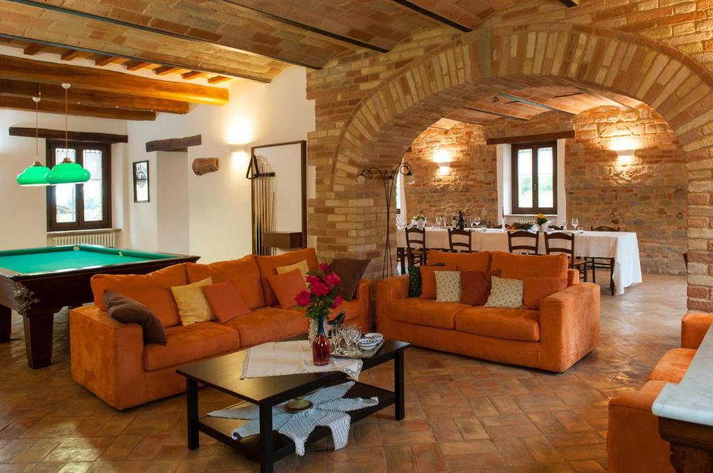 un salon avec des canapés et une table de billard dans l'établissement Collerovere Country House, à SantʼAngelo in Pontano
