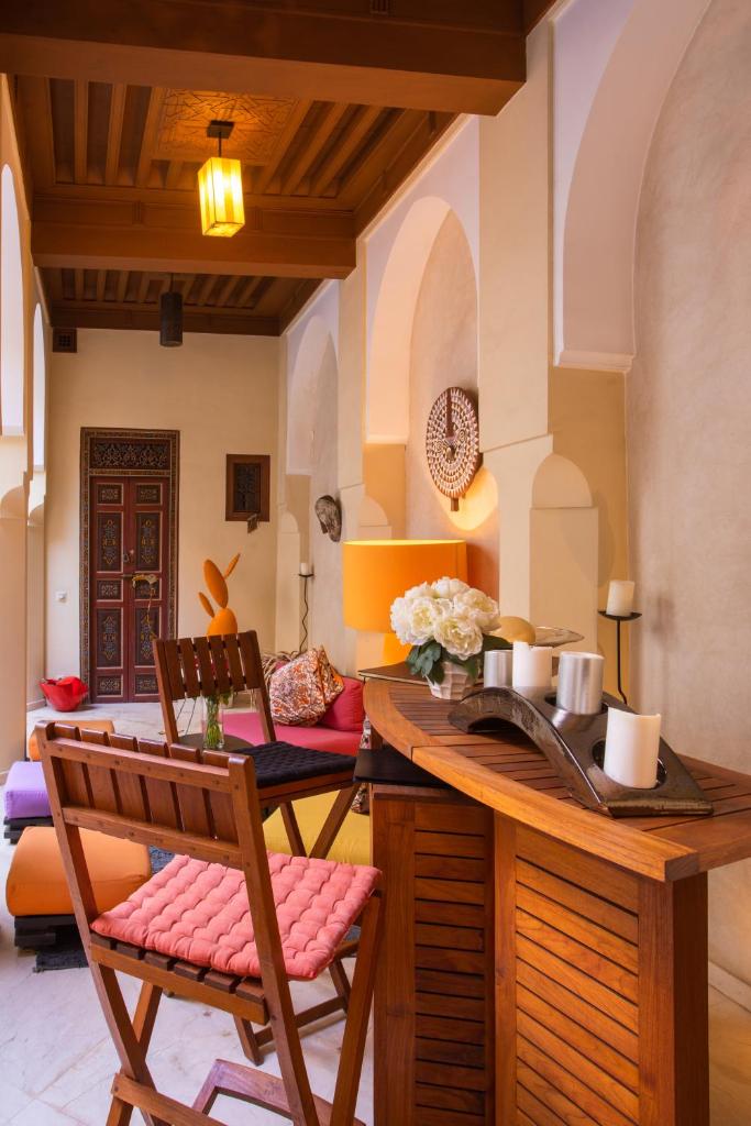une salle à manger avec une table et des chaises dans l'établissement Riad Hizad, à Marrakech