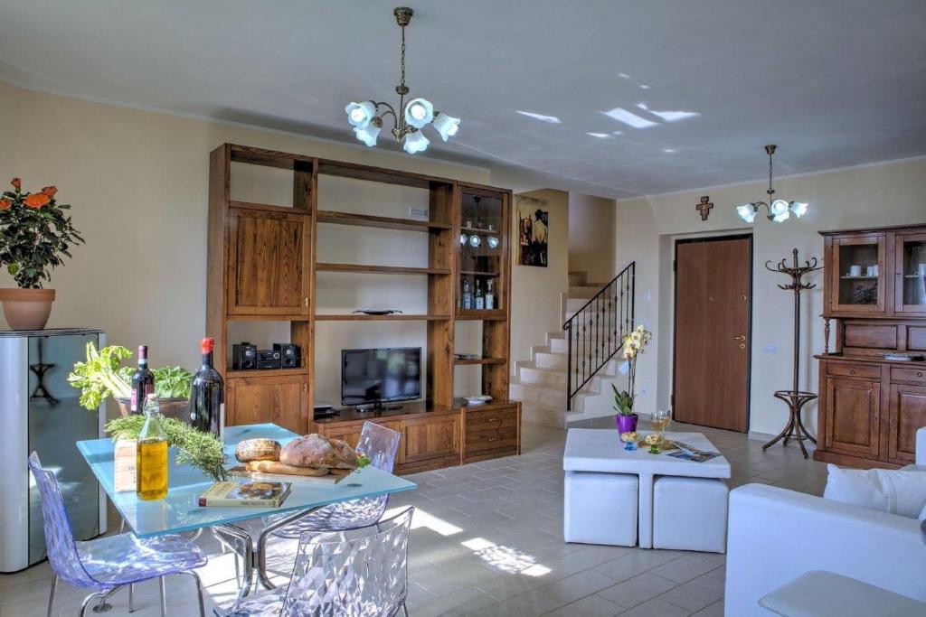 un salon avec une table et un canapé dans l'établissement Villa Morotti by Mmega, à Montone