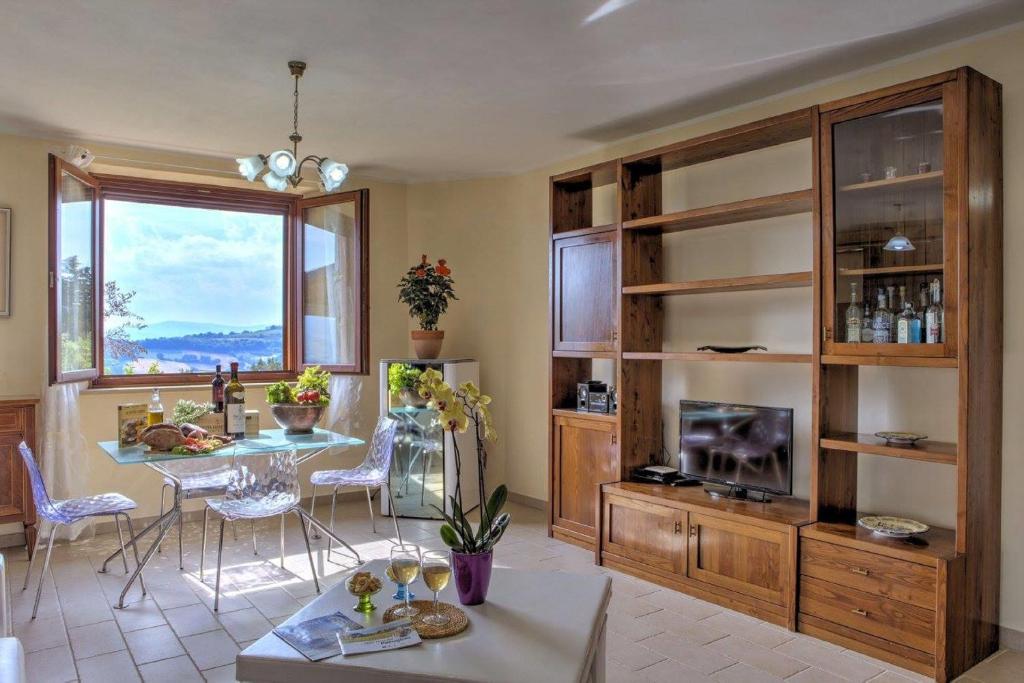 un salon avec une table et une salle à manger dans l'établissement Villa Morotti by Mmega, à Montone