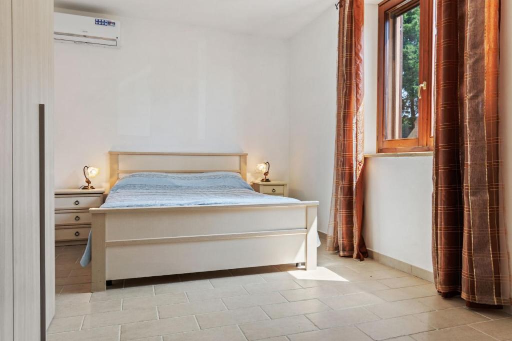 une chambre avec un lit et une fenêtre dans l'établissement Villa Morotti by Mmega, à Montone 37 autres photos