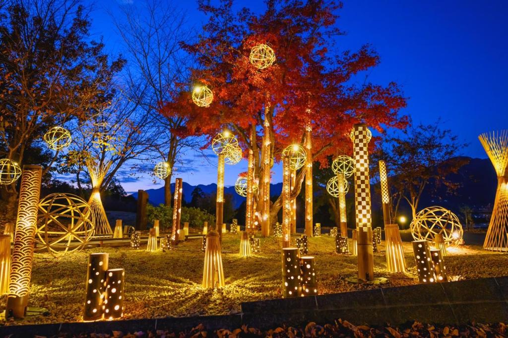 un parc avec des arbres éclairés et des lumières la nuit dans l'établissement Resort Kumano Club, à Kumano 23 autres photos