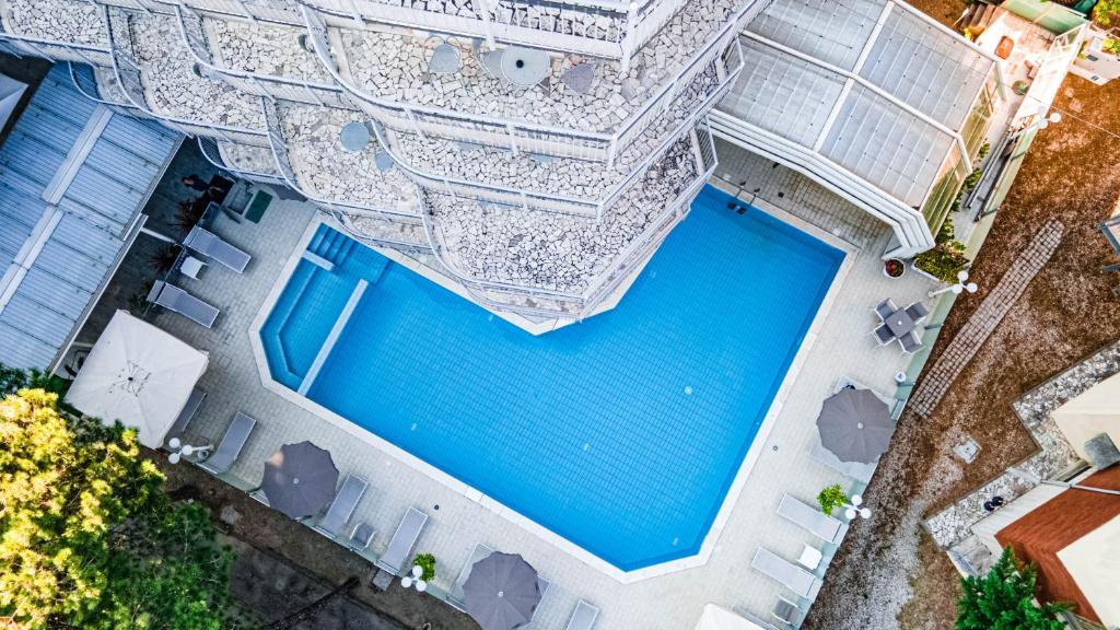 une vue aérienne d'une piscine dans un immeuble dans l'établissement Hotel San Giorgio, à Milano Marittima