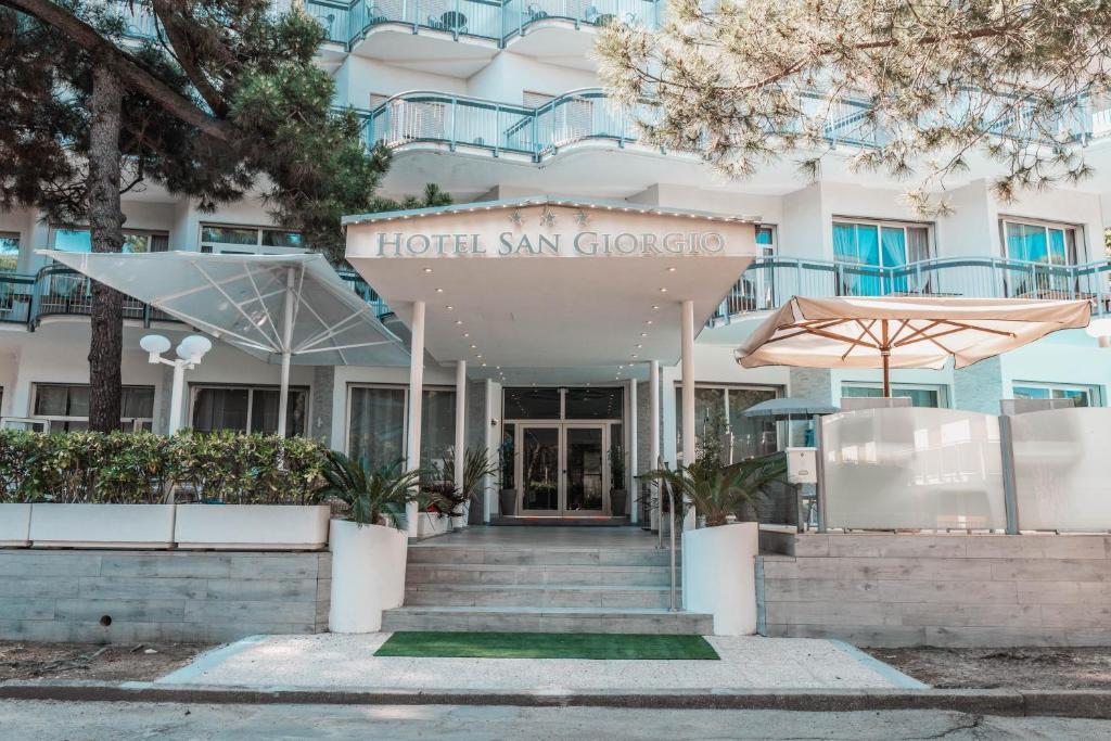 un hôtel avec l'entrée principale de l'hôtel san francisco dans l'établissement Hotel San Giorgio, à Milano Marittima