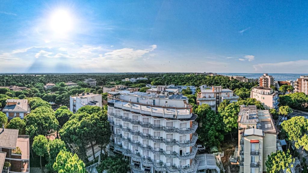 une vue sur une ville avec des bâtiments et des arbres dans l'établissement Hotel San Giorgio, à Milano Marittima
