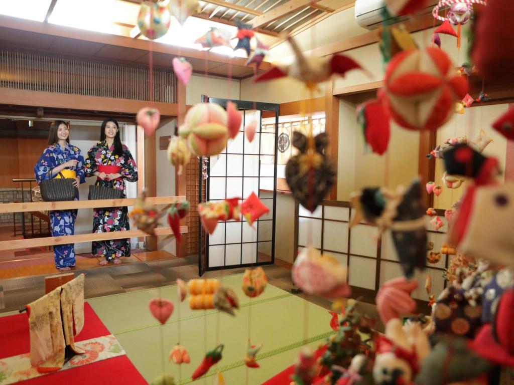 deux femmes debout dans une pièce avec des décorations de Noël dans l'établissement Inatori Akao Hotel, à Higashiizu