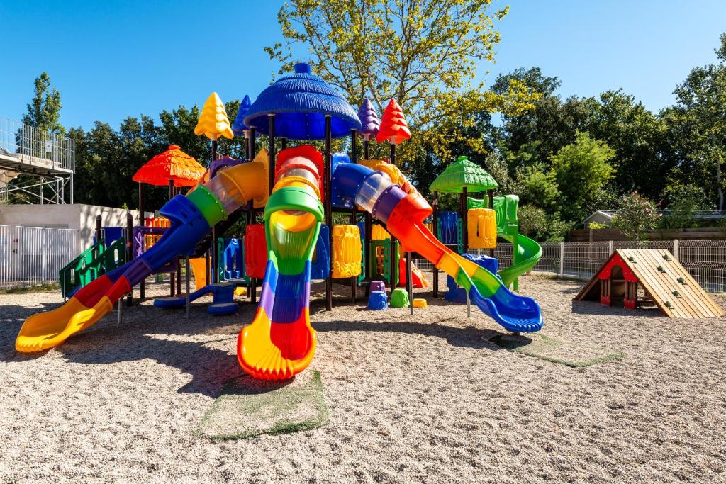 - une aire de jeux avec toboggan dans le sable dans l'établissement Camping maeva Club Argelès Vacances, à Argelès-sur-Mer