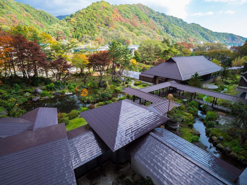 Elle offre une vue sur le jardin. dans l'établissement Matsunoi, à Minakami