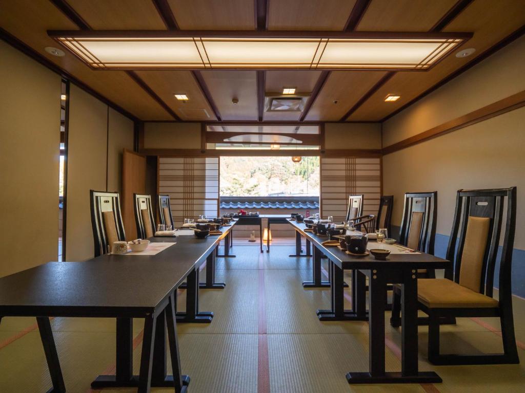 une longue rangée de tables dans une pièce dans l'établissement Matsunoi, à Minakami 37 autres photos