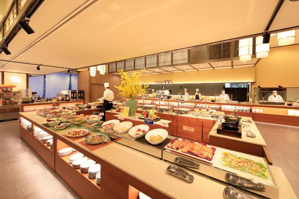 - une ligne de buffet dans un restaurant servant de la nourriture dans l'établissement Matsunoi, à Minakami