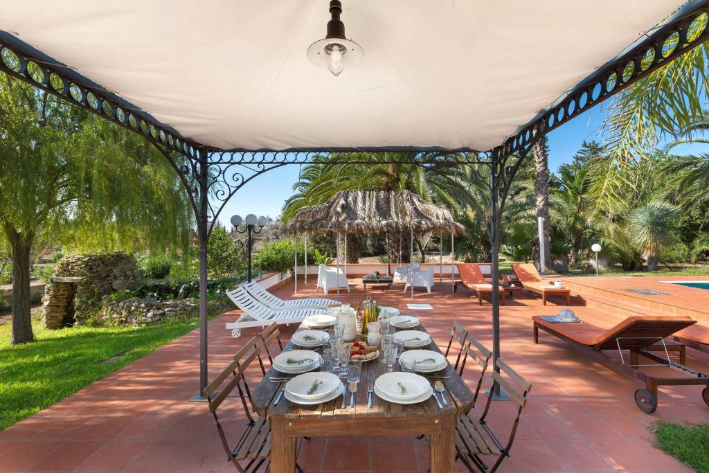 - un coin repas extérieur avec une table et des chaises dans l'établissement Villa with swimming pool Salento - Villa Le Due Sorelle, à Ugento