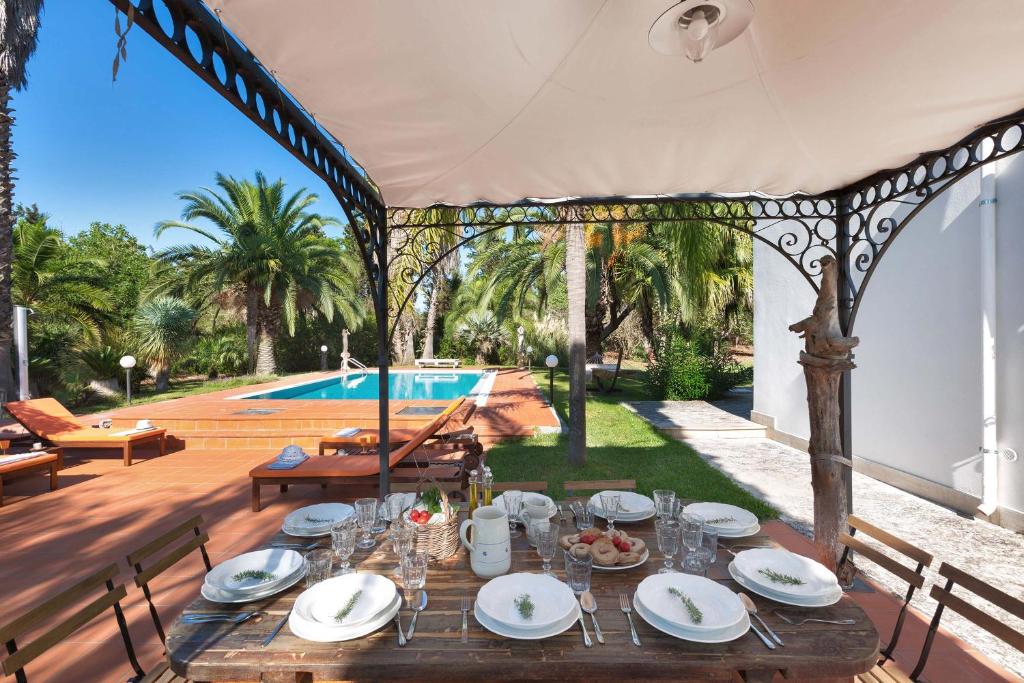 une table avec des assiettes de nourriture au-dessus d'une table dans l'établissement Villa with swimming pool Salento - Villa Le Due Sorelle, à Ugento