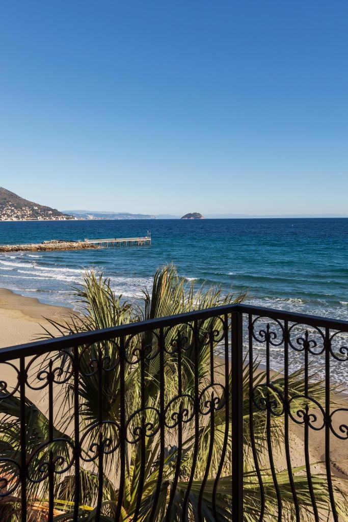 Elle comprend un balcon offrant une vue sur la plage. dans l'établissement Hotel Windsor, à Laigueglia