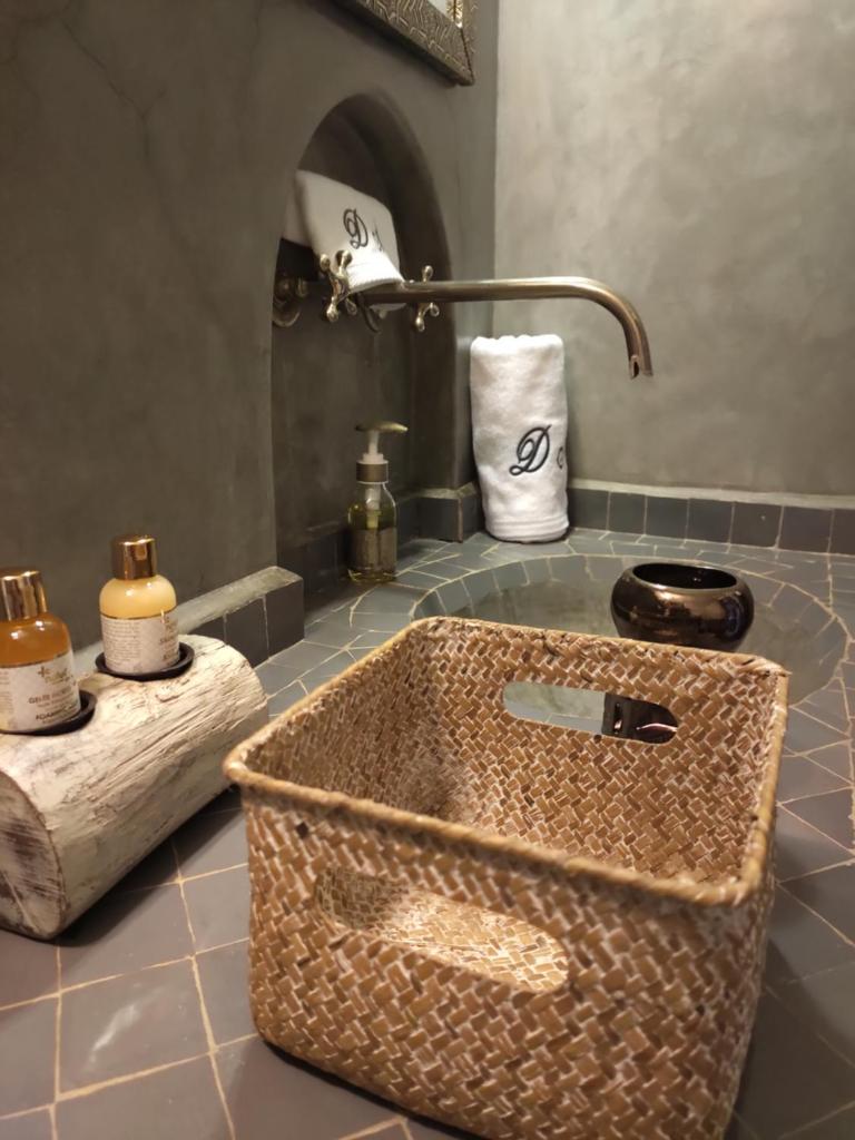 La salle de bains est pourvue d'un lavabo et d'un comptoir avec évier. dans l'établissement Dar Andamaure, à Marrakech