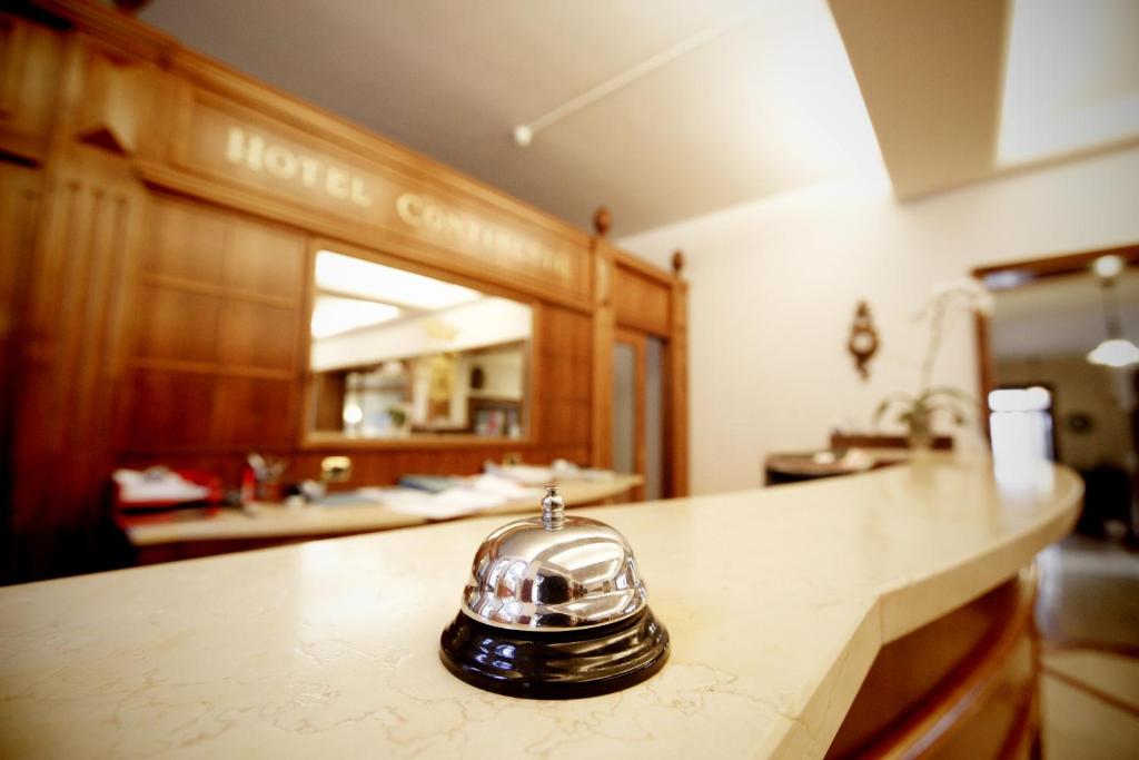 une cuisine avec une bouilloire sur un comptoir dans l'établissement Hotel Continental, à Taormine