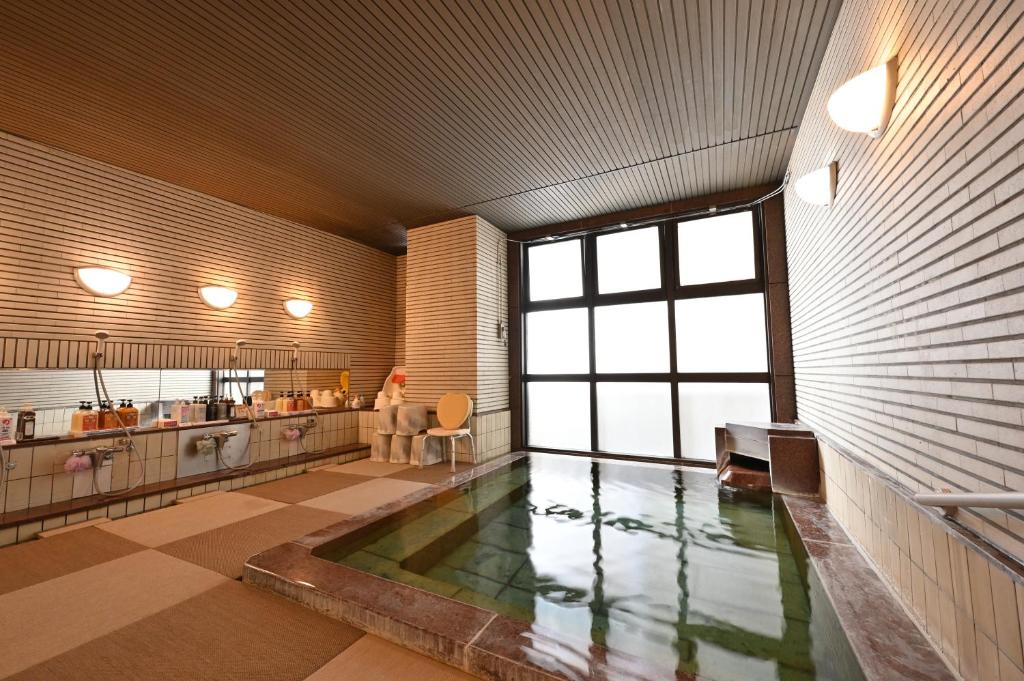 Cette grande chambre dispose d'une piscine au milieu d'un bâtiment. dans l'établissement Mimatsukan, à Shibukawa 36 autres photos
