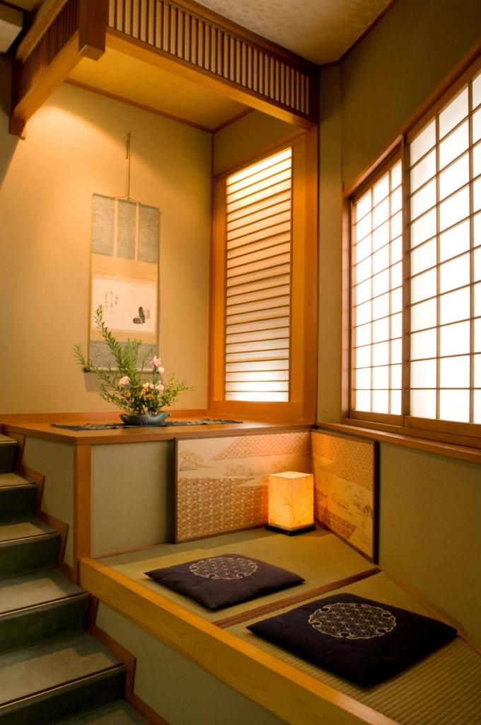une chambre avec 2 tapis de méditation dans une chambre avec fenêtres dans l'établissement Izumi-so, à Gero