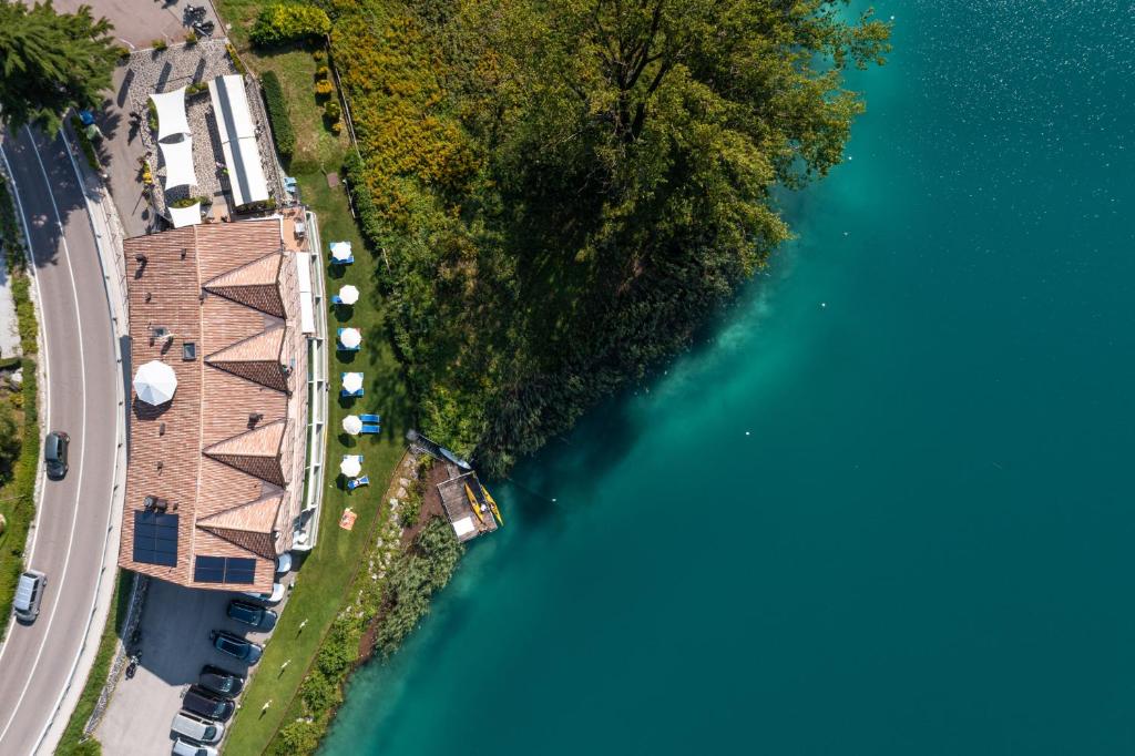 une vue aérienne sur l'eau d'un lac dans l'établissement Panoramic Hotel San Carlo Ledro, à Ledro