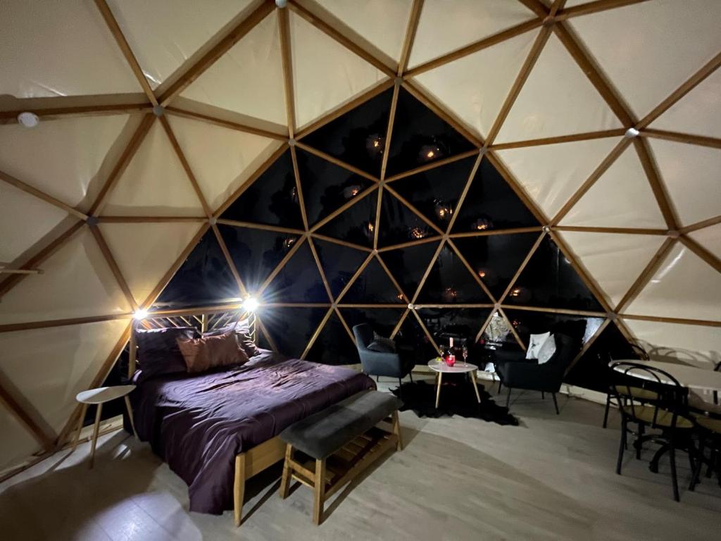 - une chambre avec un lit dans une grande tente dans l'établissement Camping Moulin De Chaules, à Saint-Constant 37 autres photos