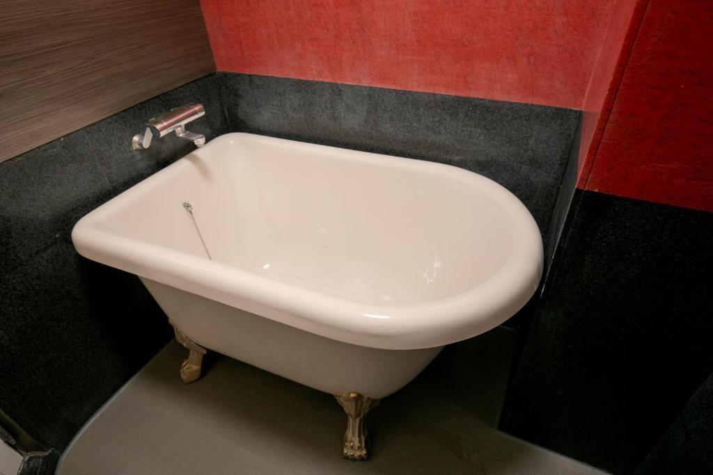 La salle de bains est pourvue d'un lavabo blanc. dans l'établissement Hotel EXE アネックス 大人専用, à Tokyo