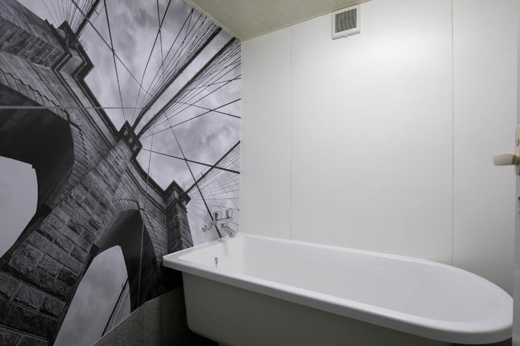 une salle de bain avec une peinture murale d'un bâtiment dans l'établissement Hotel EXE アネックス 大人専用, à Tokyo
