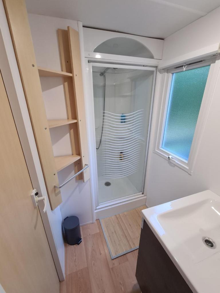 une salle de bain avec douche et lavabo dans l'établissement Mobil-home 6 personnes climatisé le Miami, à Saint-Chéron