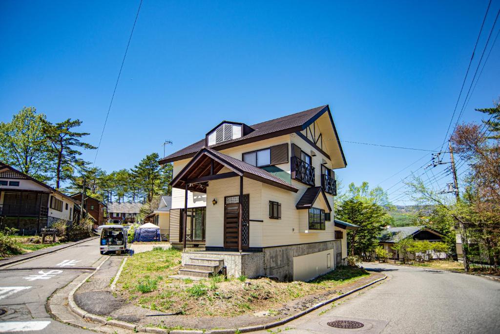 une maison au bord d'une route dans l'établissement Kusatsu Onsen Eidaya, à Kusatsu