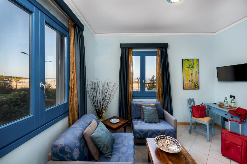 un salon avec un canapé et une table dans l'établissement Hotel Ristorante Mediterraneo Faro, à San Vito Lo Capo