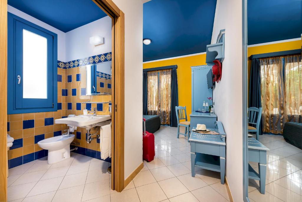 une salle de bain avec un lavabo et des toilettes dans l'établissement Hotel Ristorante Mediterraneo Faro, à San Vito Lo Capo