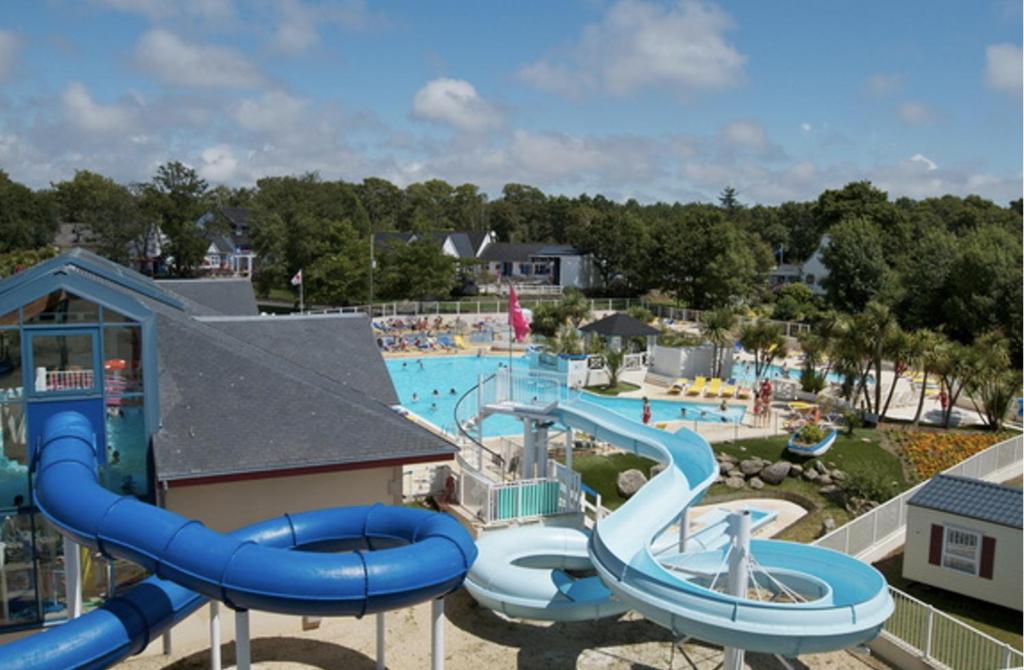 une image d'un parc aquatique avec un toboggan aquatique dans l'établissement Mobilhomes du Kerdidrouz du Léon PONT AVEN, à Pont-Aven