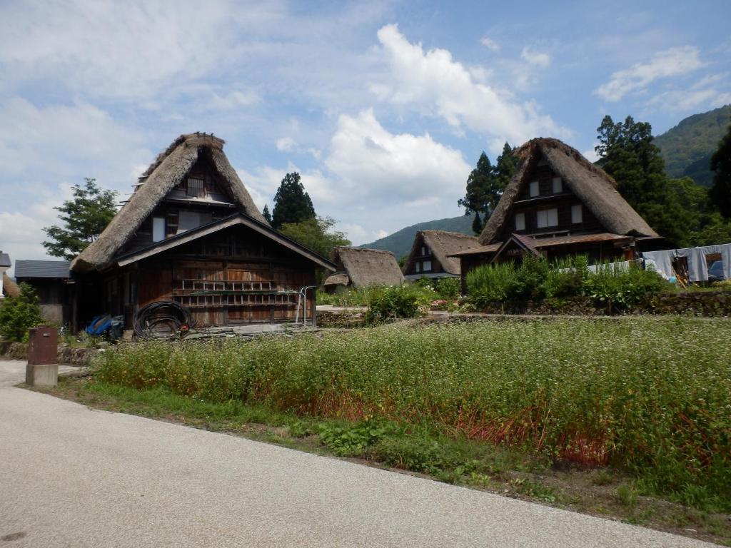 un groupe de maisons au toit de chaume dans l'établissement Minshuku Goyomon, à Nanto