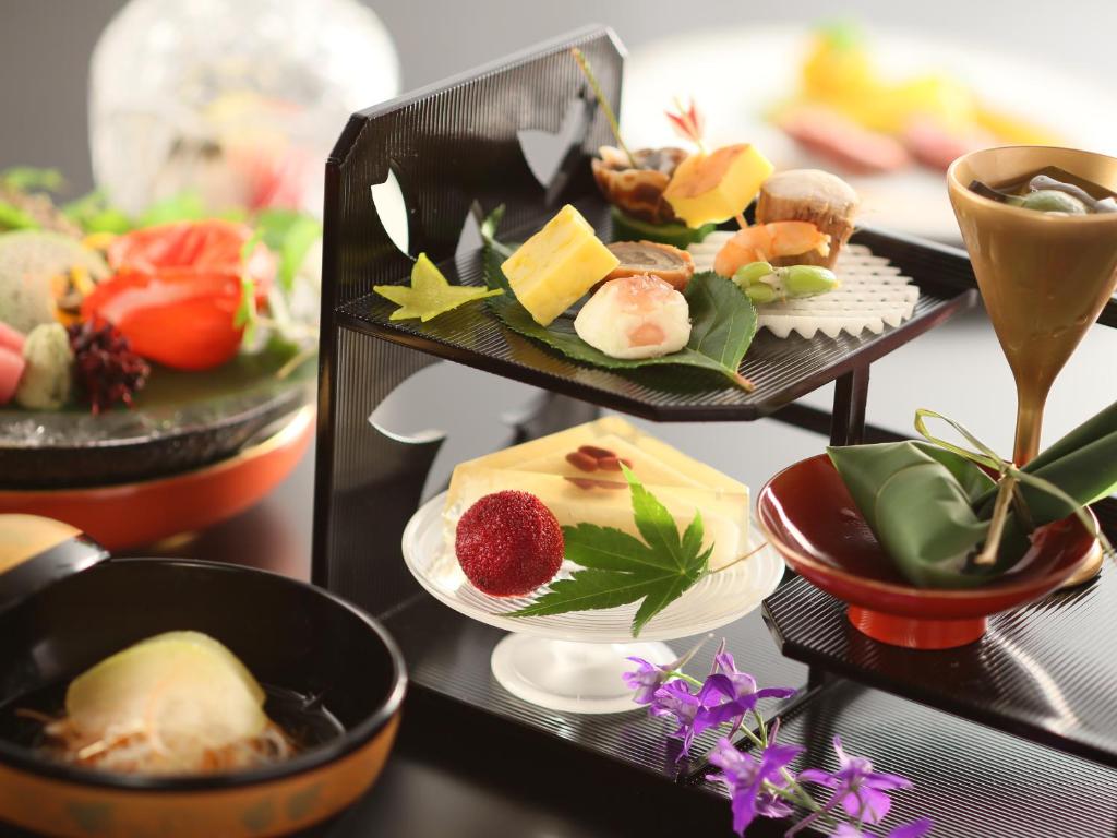un groupe de plaques alimentaires sur une table dans l'établissement Rako Hananoi Hotel, à Suwa