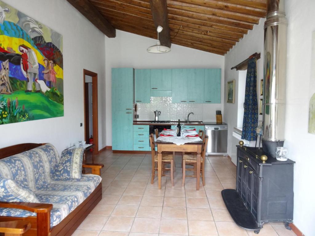 - une cuisine avec un canapé et une table dans une chambre dans l'établissement Villa with private swimming pool and private garden in quiet area, panoramic views, à Radicondoli