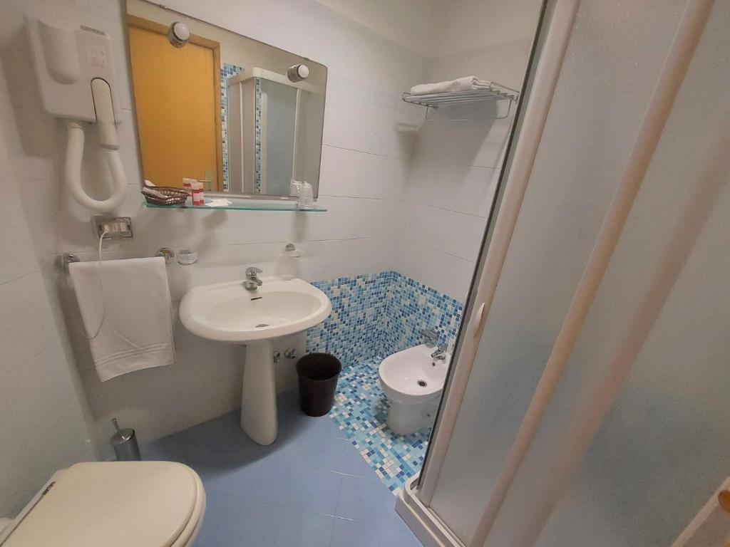 une petite salle de bain avec un lavabo et des toilettes dans l'établissement Hotel Il Gabbiano Beach, à Terme Vigliatore
