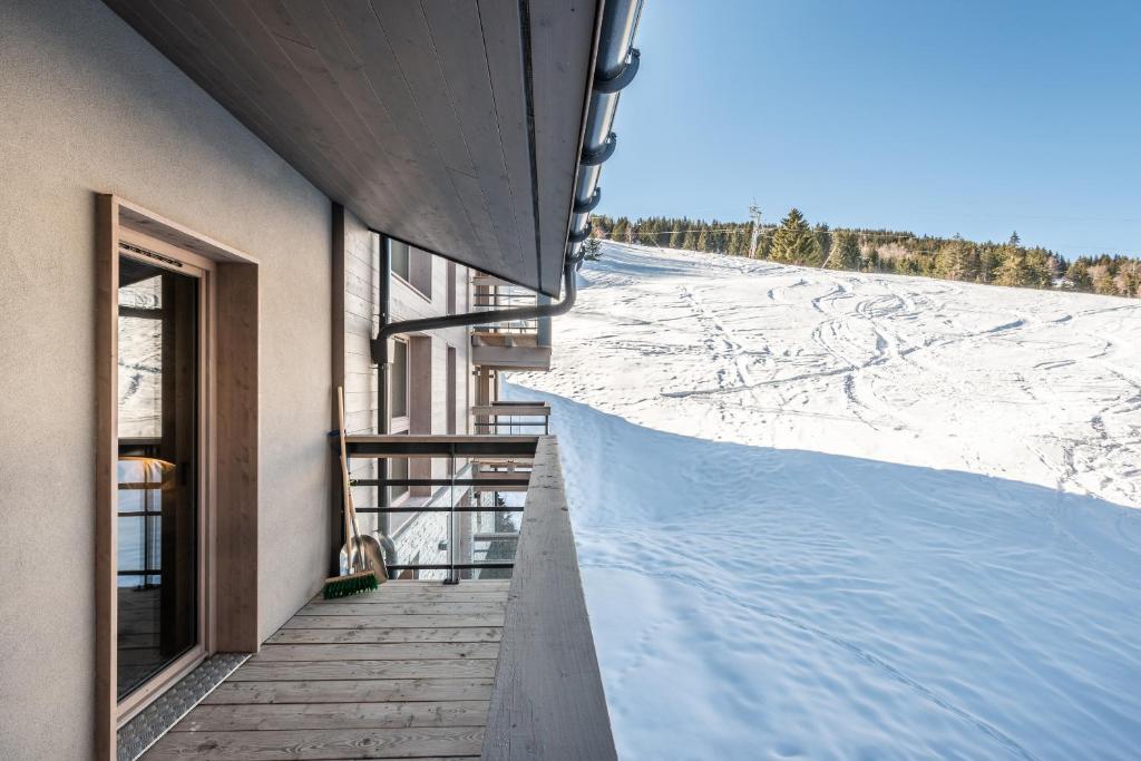 - un balcon offrant une vue sur l'eau dans l'établissement Residence Phoenix Courchevel Village - by EMERALD STAY, à Courchevel