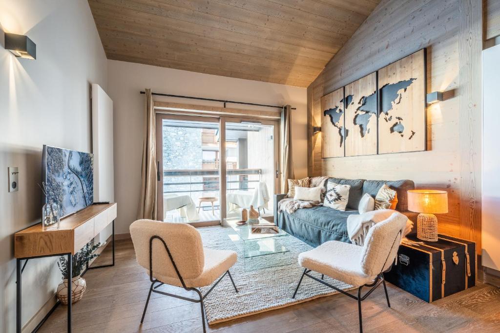 un salon avec un canapé et des chaises dans l'établissement Residence Phoenix Courchevel Village - by EMERALD STAY, à Courchevel
