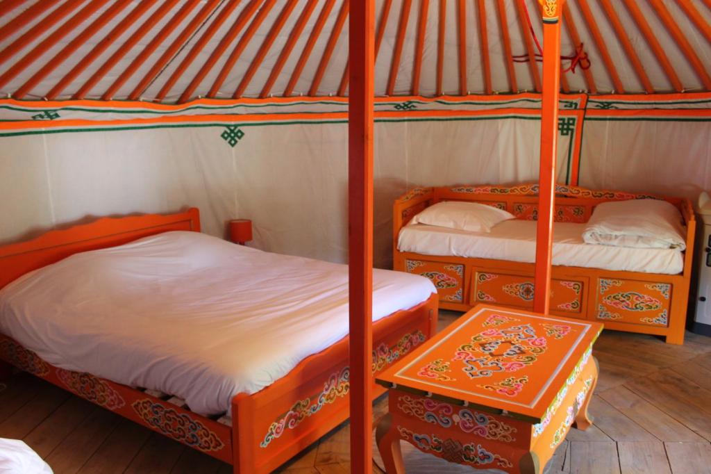 Ce dortoir comprend 2 lits superposés et une table. dans l'établissement L'Escale des Châteaux de la Loire, à Angé