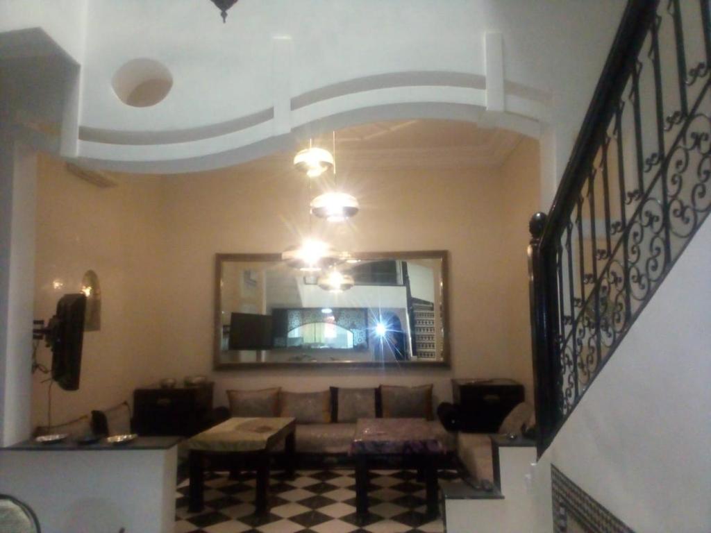 un salon avec un canapé et un miroir dans l'établissement Riad Naim, à Marrakech