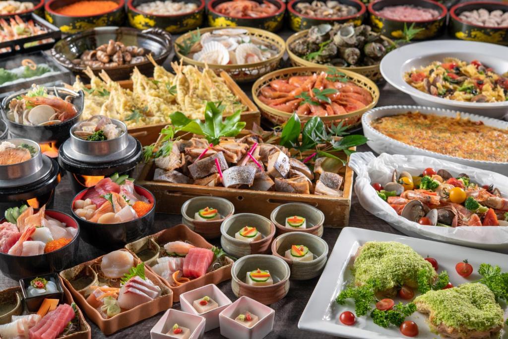 un buffet de différents types de nourriture sur une table dans l'établissement Shirahama Ocean Resort, à Minamiboso