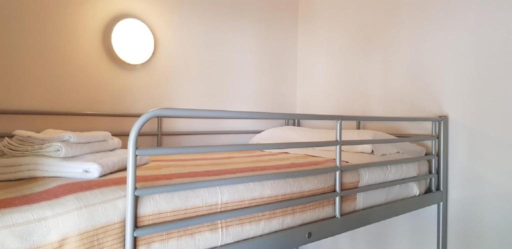 Ce lit superposé se trouve dans un dortoir doté de serviettes. dans l'établissement Hotel Enrica, à Cervia