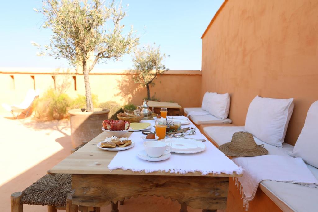 une table avec de la nourriture et des boissons sur une terrasse dans l'établissement Riad Azzouna 13, à Marrakech