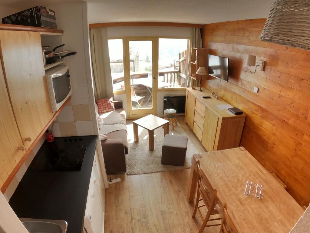 - une vue de tête sur une cuisine et un salon dans une petite maison dans l'établissement Appartement Studio Avoriaz, à Avoriaz